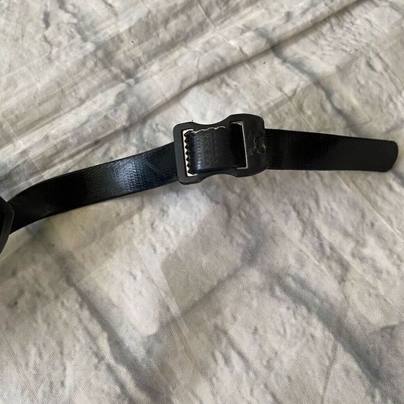 Under Armour men’s football chin strap and Large performance calf socks B&W - Picture 4 of 12